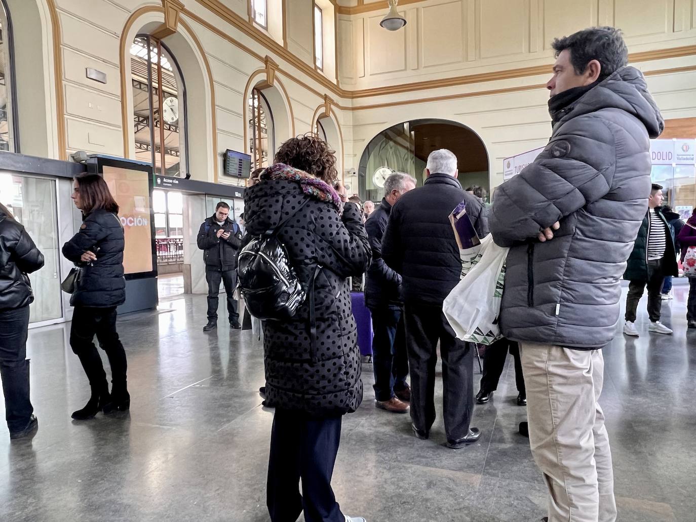 Fotos: Pasajeros de tren esperan en la estación de Valladolid por los retrasos