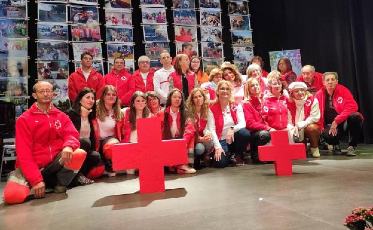 Voluntarios de Cruz Roja Cantalejo, ayer, durante el homenaje al recordado Javier Lobo. 