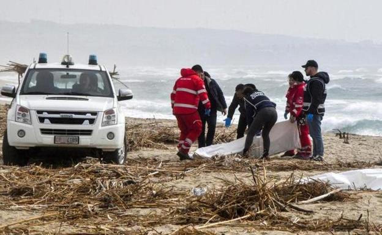 Los servicios de emergencias recogen varios cadáveres en la costa de la localidad de Cutro, en Calabria.