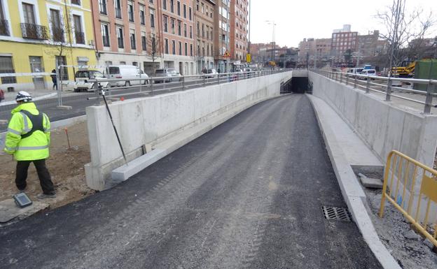 Rampa asfaltada de la boca del túnel del lado de las calles Estación y Recondo. 