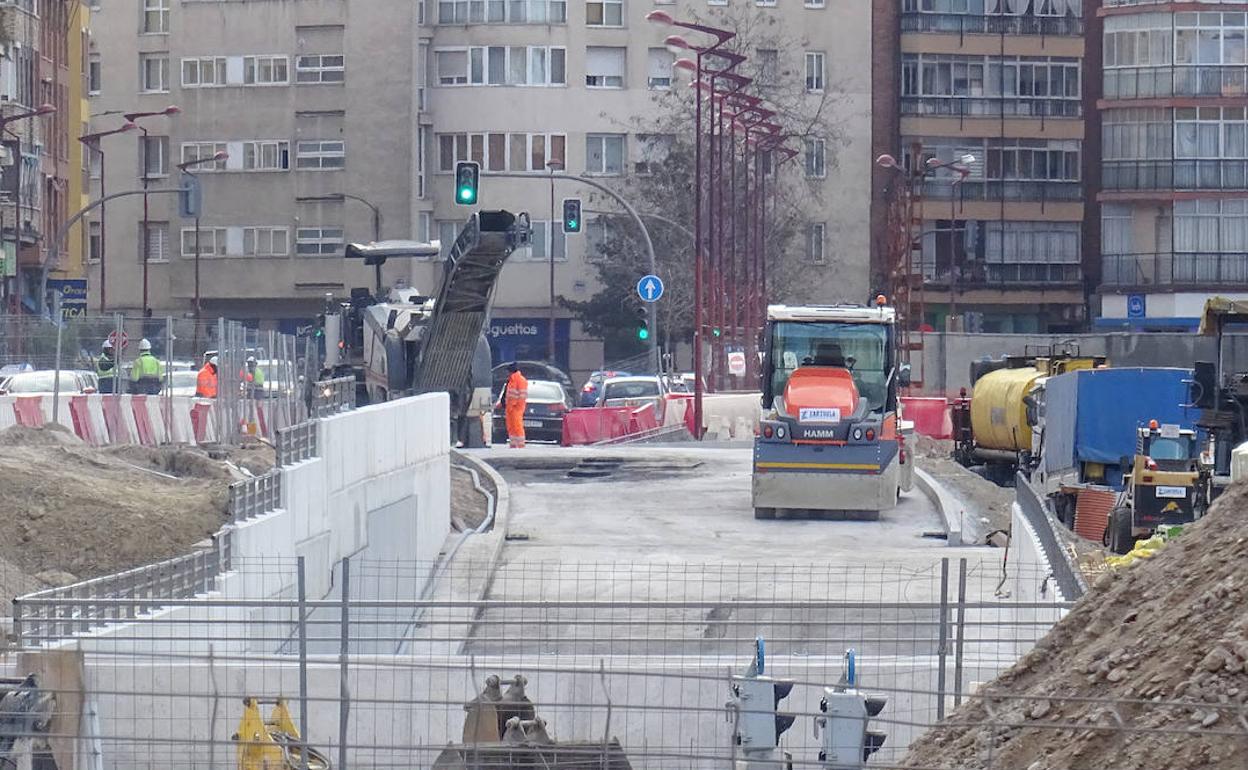 Los operarios rematan la rampa de salida del túnel de Panaderos del lado de la avenida de Segovia. 