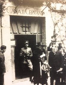 Imagen secundaria 2 - Jóvenes leyendo en el patio de la Casa Cervantes. Abajo, lectores en la Biblioteca de la Casa de Cervantes, en 1918. Alfonso XIII y el marqués de la Vega-Inclán salen de la Casa de Cervantes en 1921.