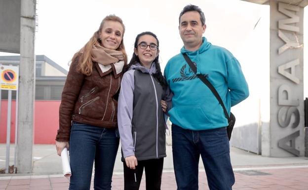 Elsa junto a sus padres Olga y José Manuel, en Aspaym donde acude a fisioterapia. 