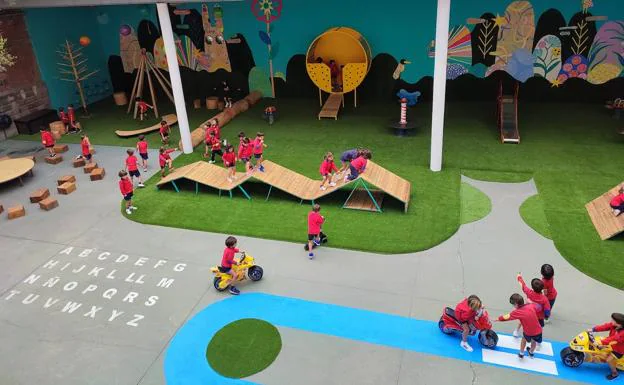 Niños del Lourdes juegan en el patio de Infantil. 