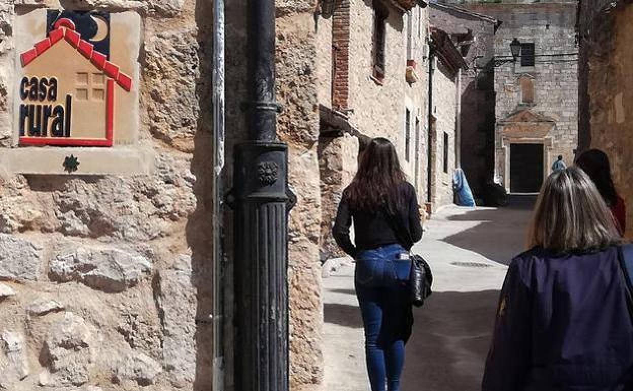 Un grupo de mujeres camina junto a una casa rural de la provincia de Segovia. 