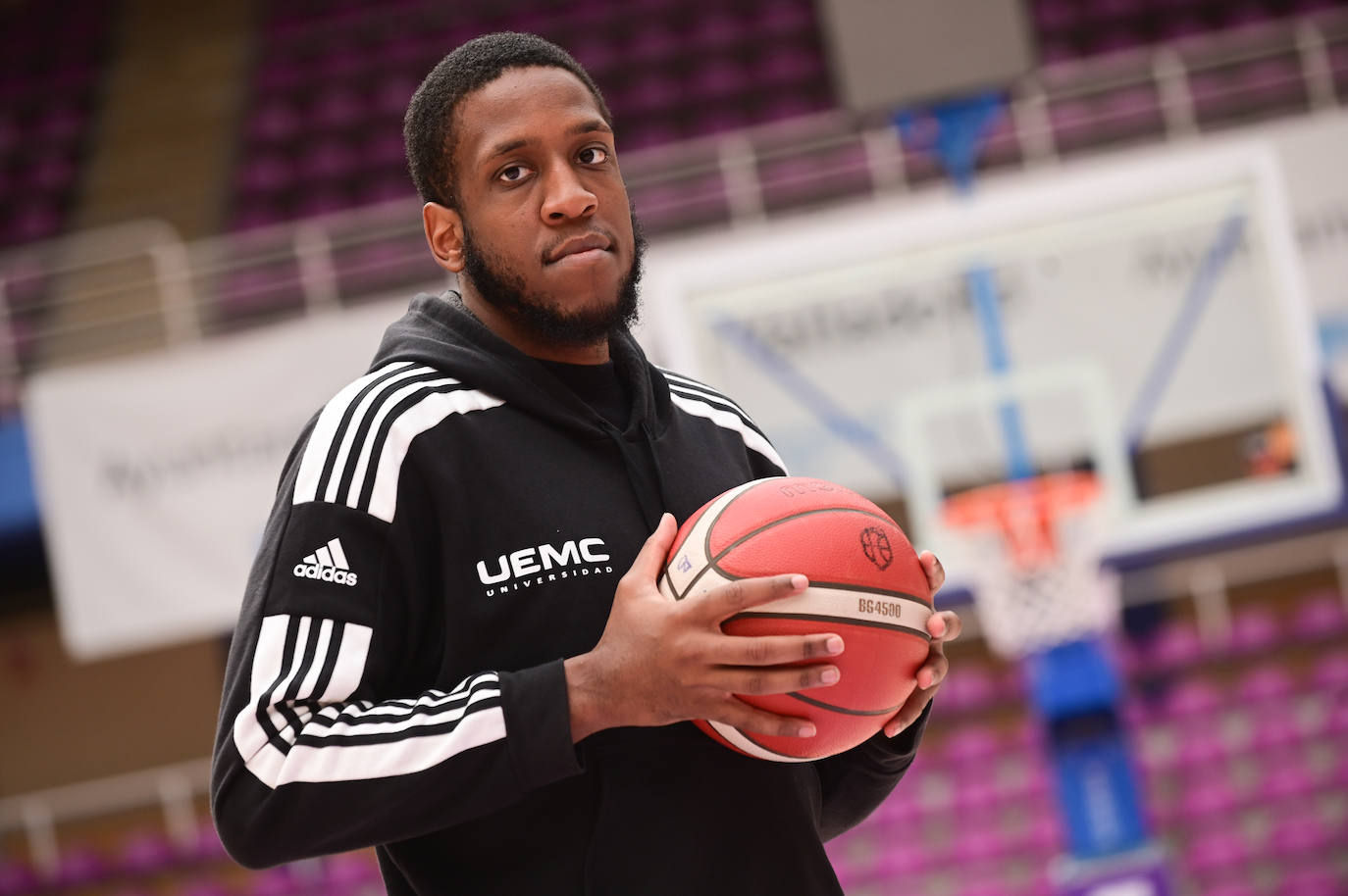 Kevin Allen posa en la pista central del polideportivo Pisuerga. 