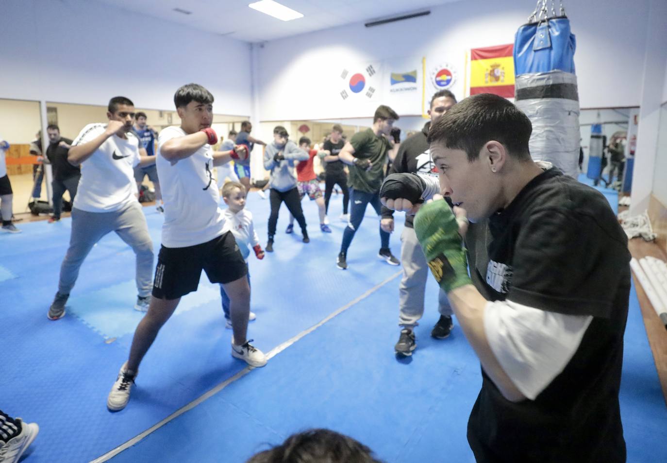 Fotos: Los jugadores de El Salvador comparten entrenamiento con los púgiles del Fight Club Valladolid y el Pucela Boxing