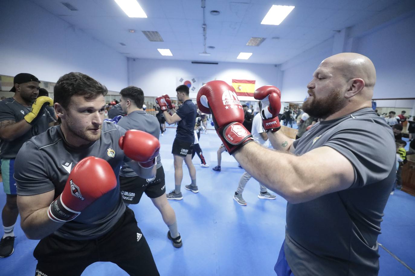 Fotos: Los jugadores de El Salvador comparten entrenamiento con los púgiles del Fight Club Valladolid y el Pucela Boxing