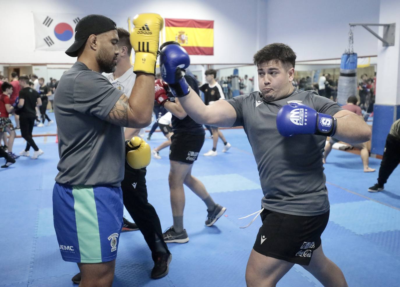 Fotos: Los jugadores de El Salvador comparten entrenamiento con los púgiles del Fight Club Valladolid y el Pucela Boxing