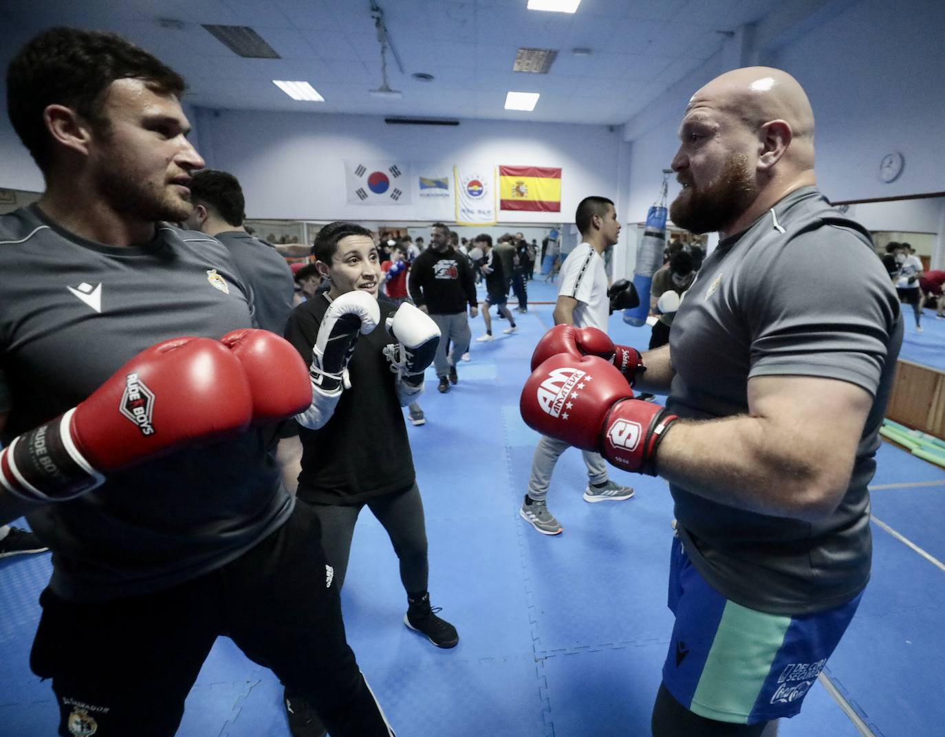 Fotos: Los jugadores de El Salvador comparten entrenamiento con los púgiles del Fight Club Valladolid y el Pucela Boxing