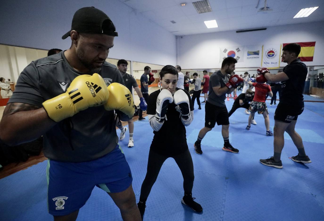 Fotos: Los jugadores de El Salvador comparten entrenamiento con los púgiles del Fight Club Valladolid y el Pucela Boxing