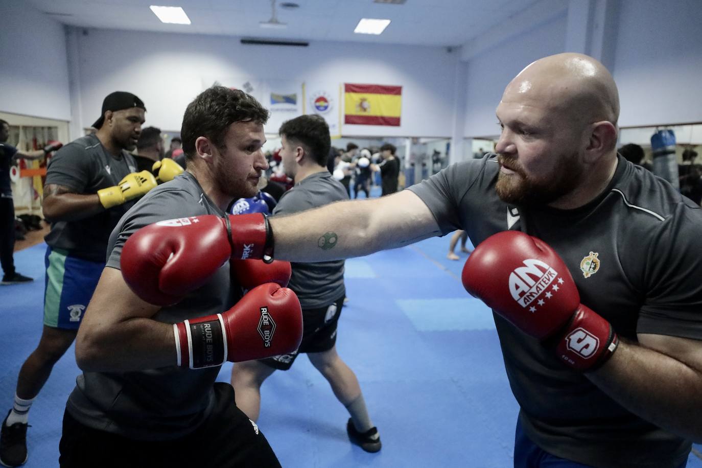 Fotos: Los jugadores de El Salvador comparten entrenamiento con los púgiles del Fight Club Valladolid y el Pucela Boxing