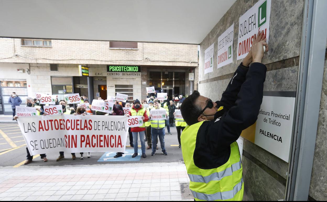 Protesta de las autoescuelas de Palencia en febrero de 2022. 