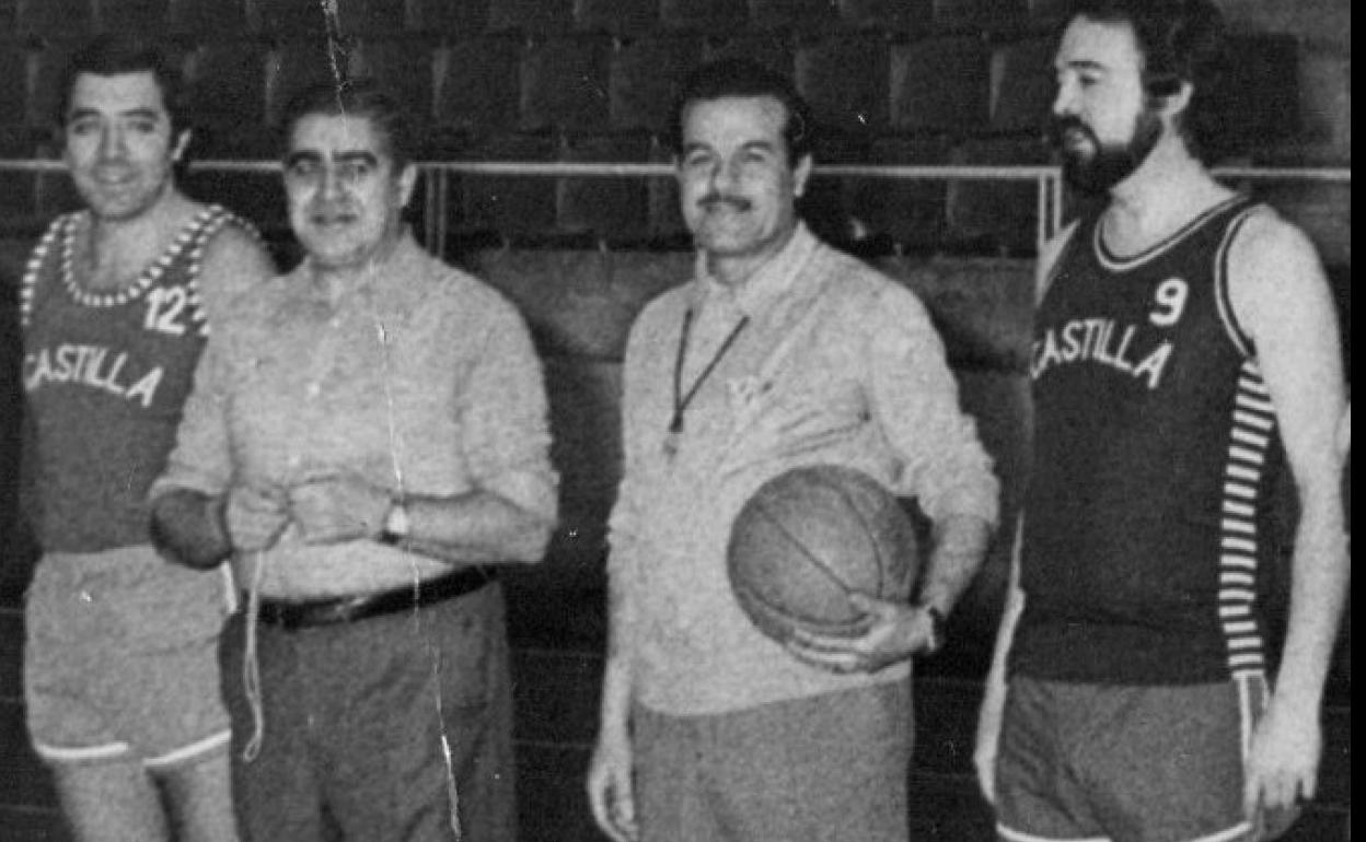 Los colegiados Luciano Sánchez y Florencio Maderuelo, flanqueados por José Miguel Ortega y Pachi Calabaza, en un partido entre prensa deportiva y directivos y técnicos del Castilla disputado en 1976. 