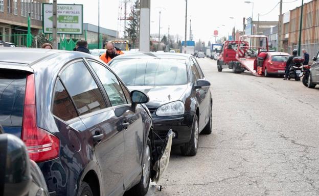 Sufre un ataque de tos y choca contra cinco coches en Valladolid