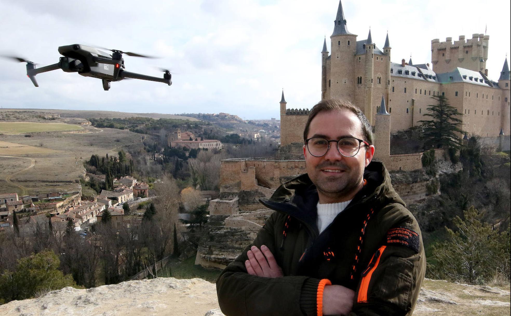 Israel Piña, con el dron, en el mismo lugar donde hizo el vídeo viral sobre el Alcázar. 