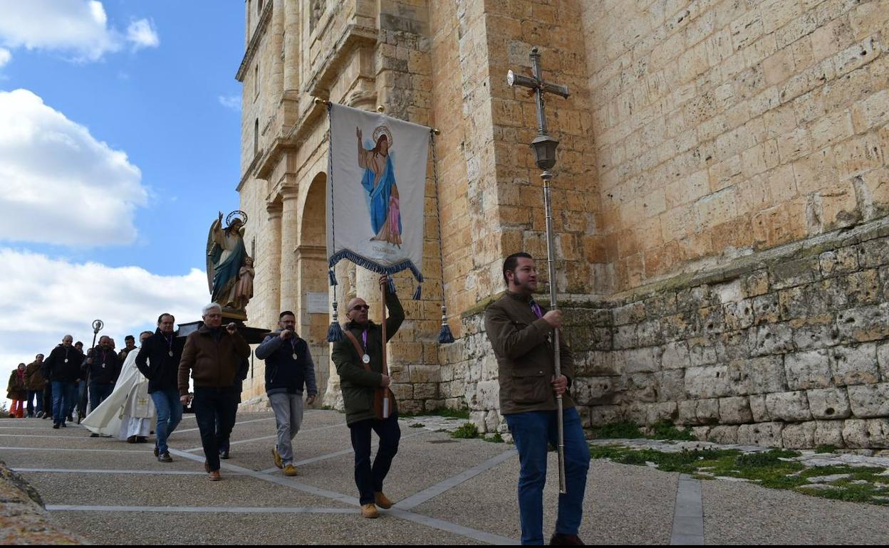 Procesión del Día del Ángel, junto a la iglesia de Santiago Apóstol de Cigales 