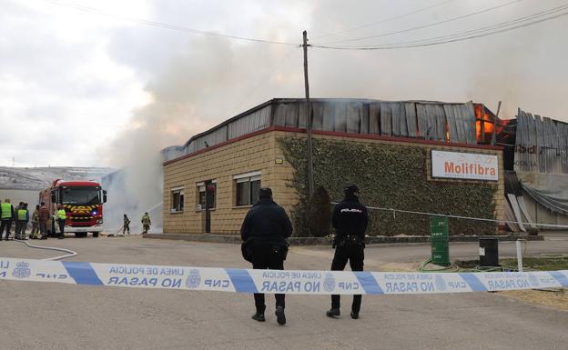 El humo del incendio en una nave de Villalonquéjar de Burgos