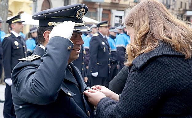 Julio Rodríguez Fuentetaja saluda a la alcaldesa antes de recibir la Medalla de la Policía Local. 