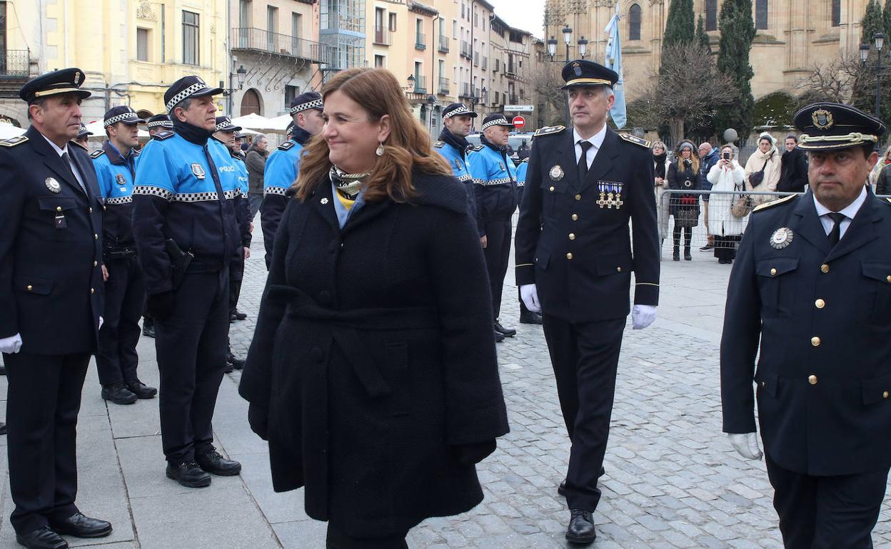 La alcaldesa de Segovia, Clara Martín, pasa revista a los policías locales formados en la Plaza Mayor, este miércoles, en el acto del Santo Ángel de la Guarda. 