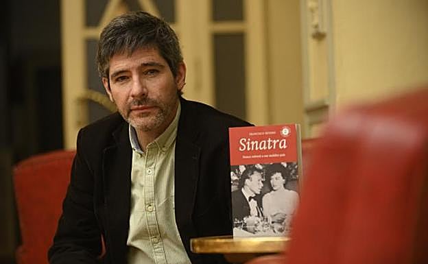 Francisco Reyero, con su libro, en el Círculo de Recreo de Valladolid. 