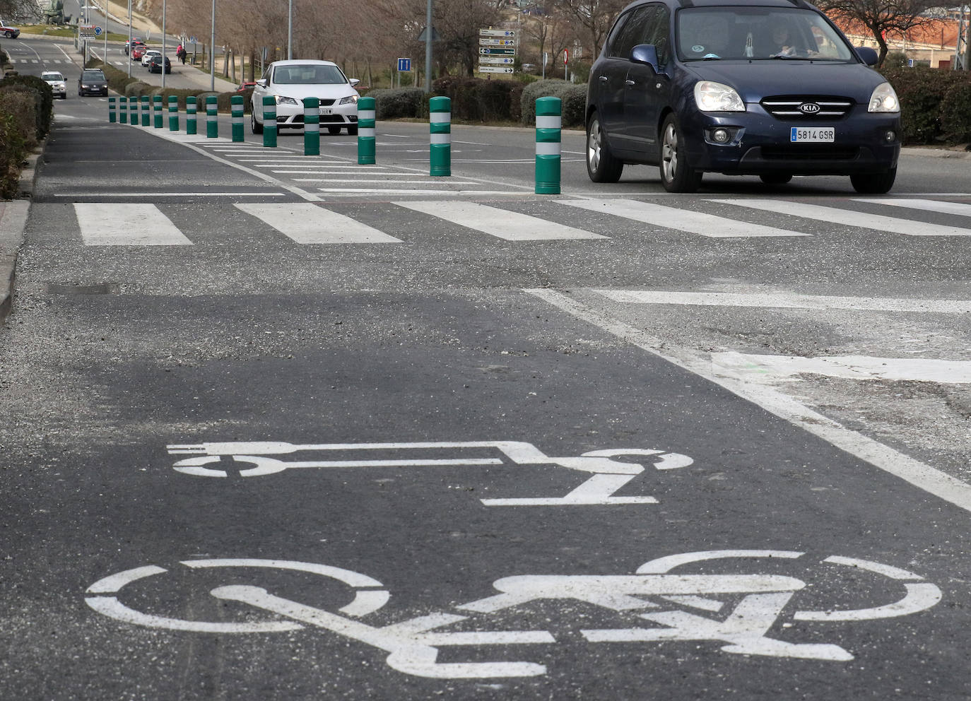 Bolardos en el carril bici de Nueva Segovia. 