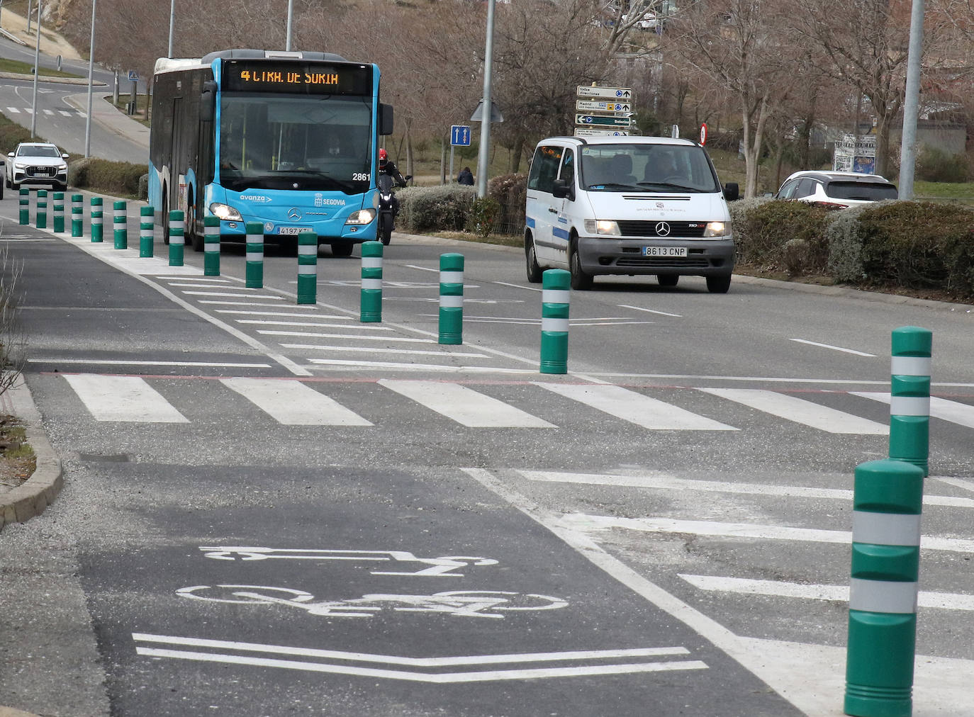 Bolardos en el carril bici de Nueva Segovia. 
