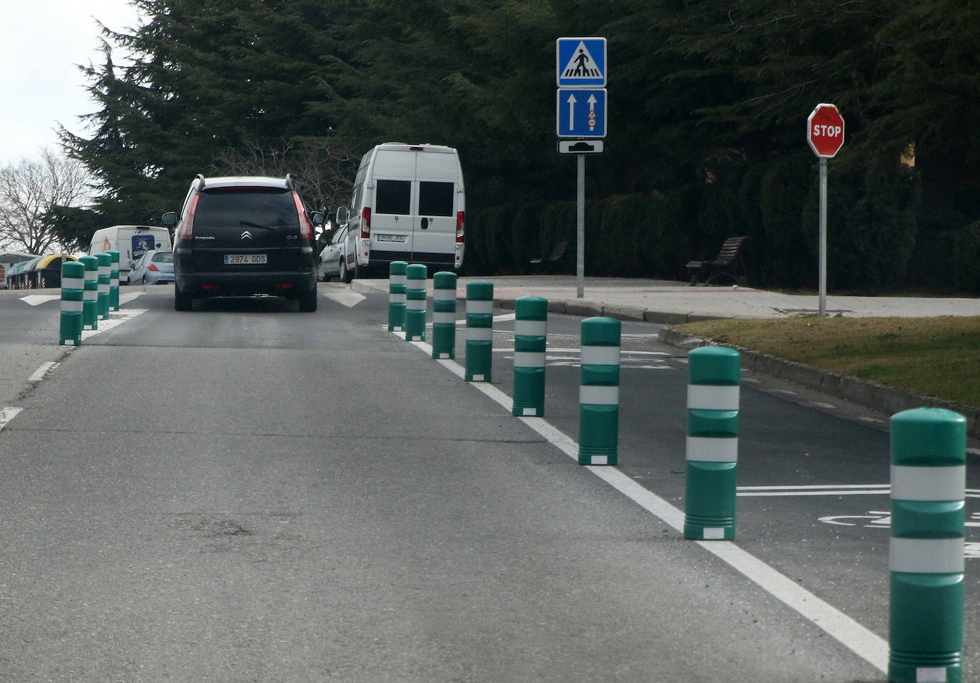 Bolardos en el carril bici de Nueva Segovia. 