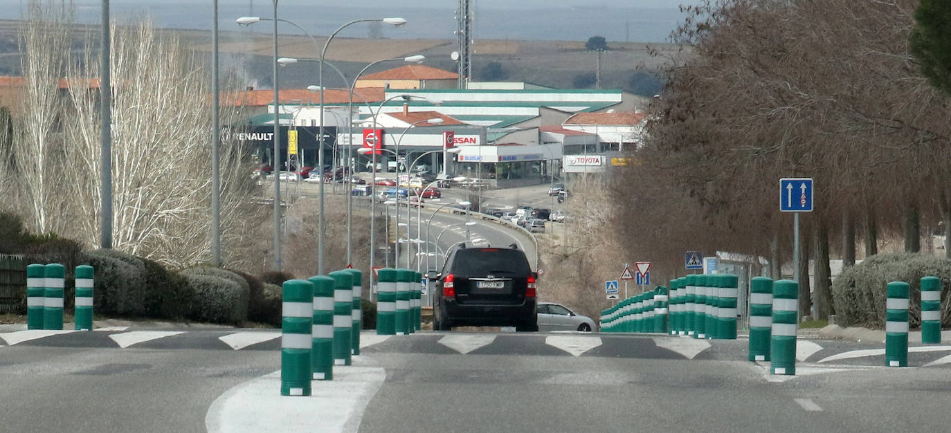Bolardos en el carril bici de Nueva Segovia. 