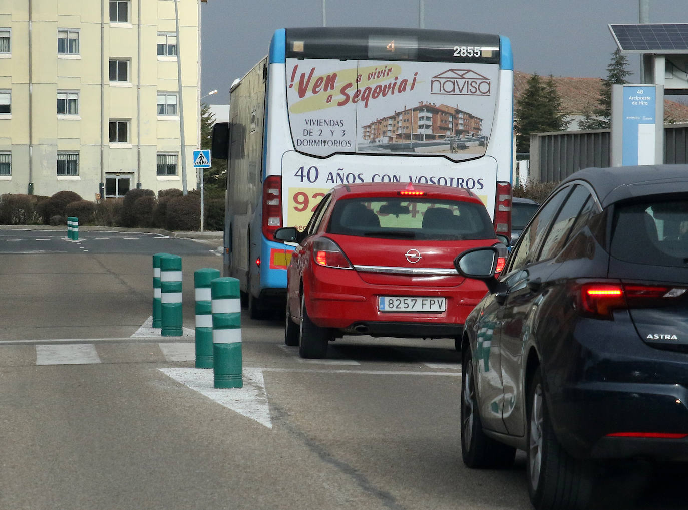 Bolardos en el carril bici de Nueva Segovia. 