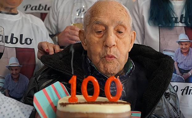 Pablo soplando las velas de su tarta 