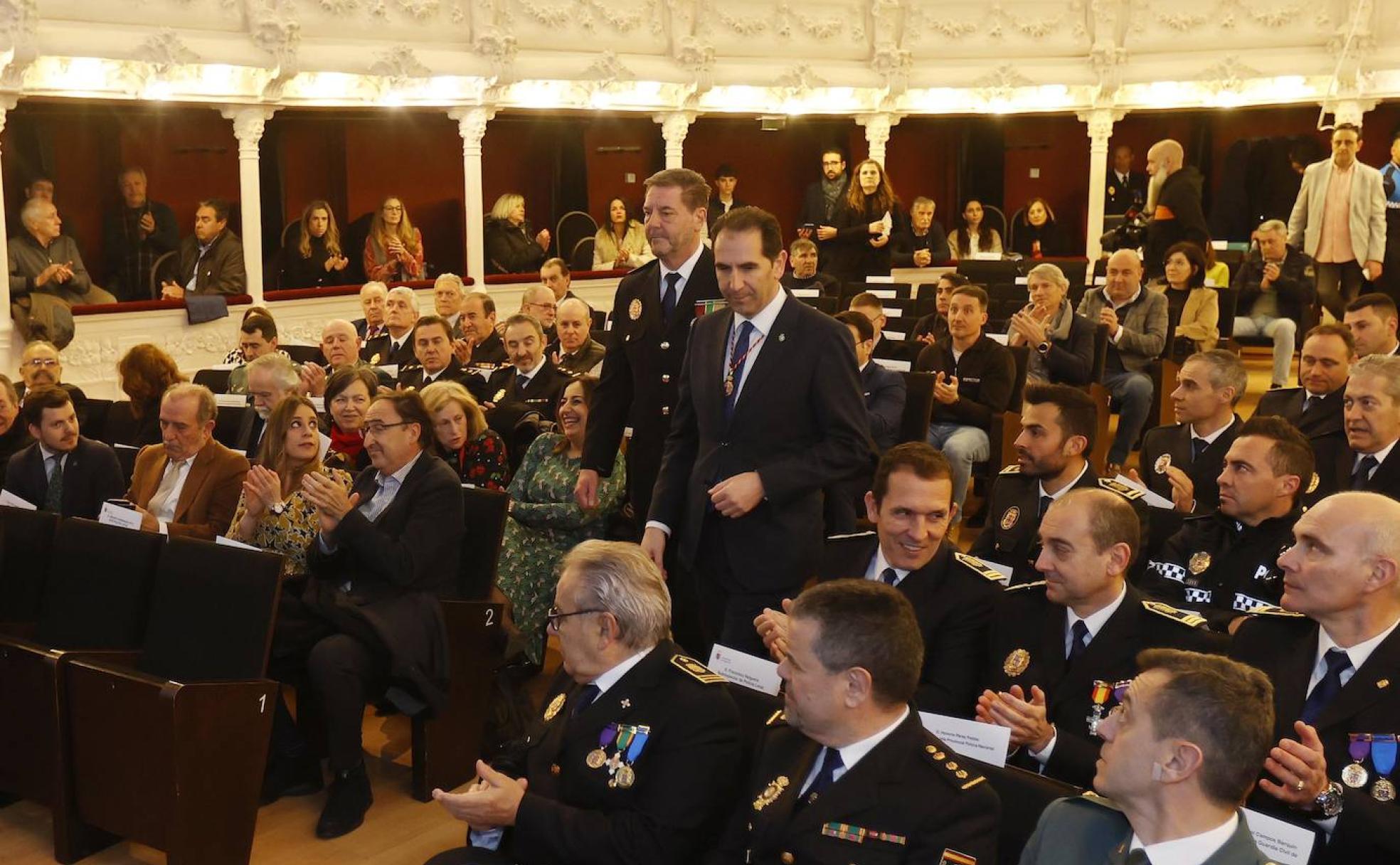 El alcalde y el jefe accidental de la Policía Local se dirigen al escenario del Teatro Principal. 