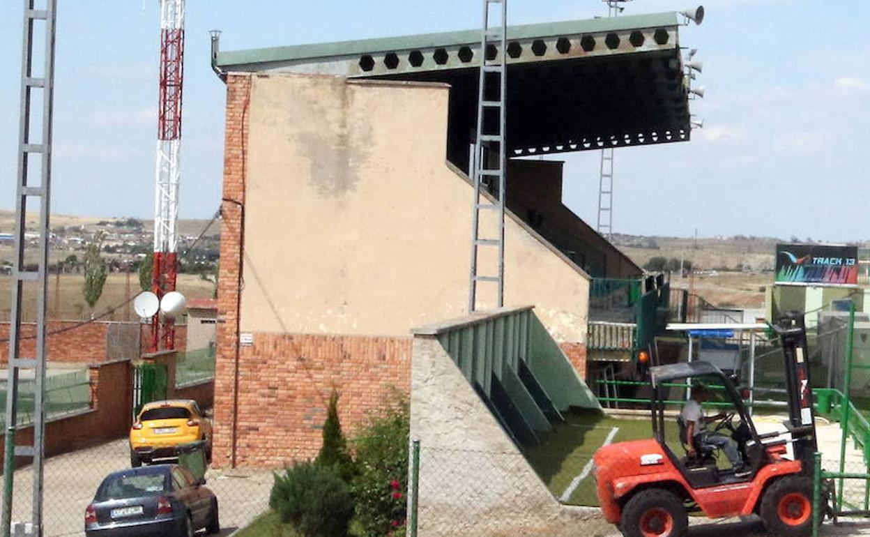 Tribuna del campo de fútbol de La Albuera.