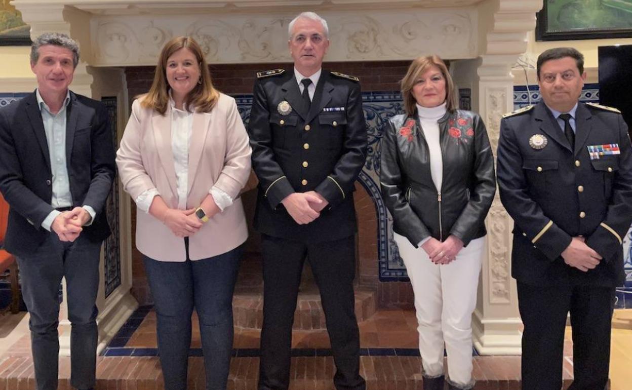 Vicente Sanz, en el centro, durante su toma de posesión.
