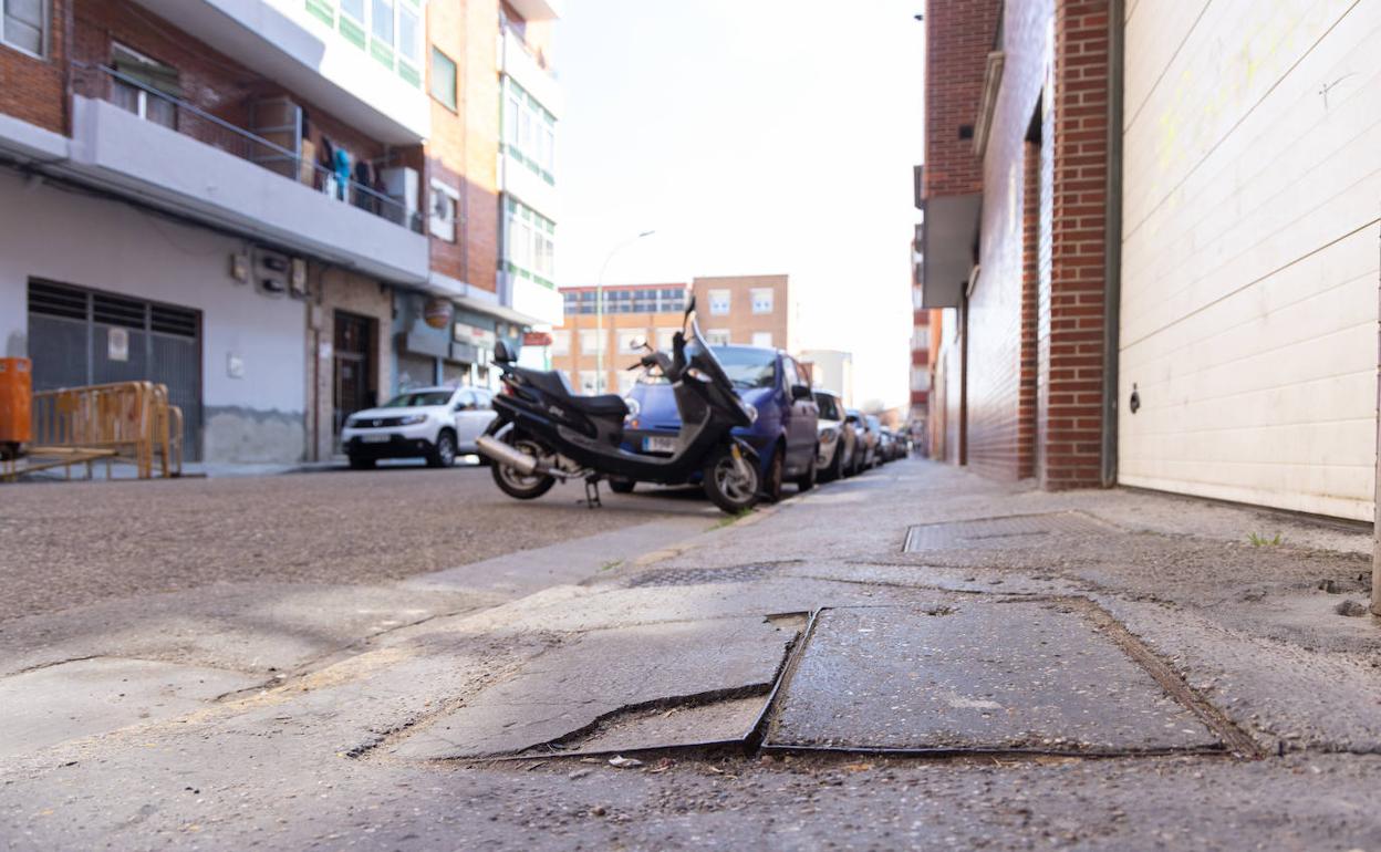 Estado de la calle Hermanitas de la Cruz, en Delicias, una de las vías que se renovará en su integridad..