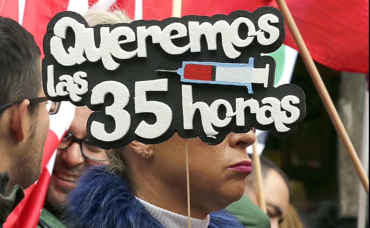 Participante en una manifestación en demanda de la jornada de 35 horas en Palencia, en 2019.