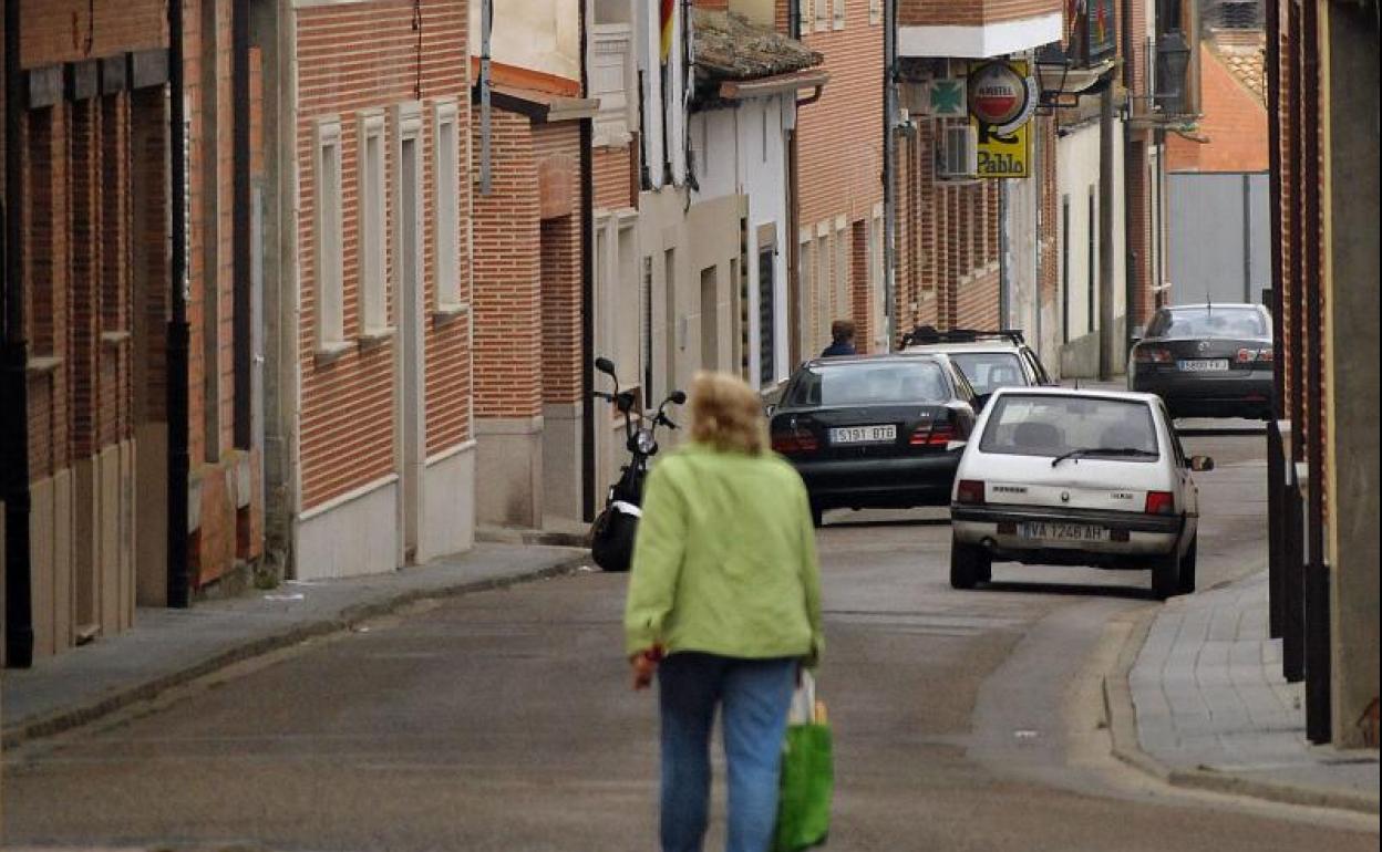 Una mujer camina por las calles de la localidad vallisoletana de Ataquines, donde se produjo el asalto. 