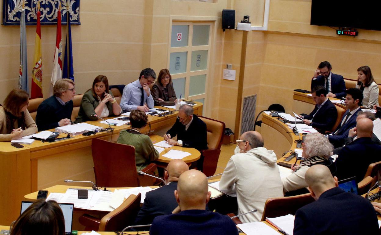 Concejales en la sesión plenaria correspondiente al mes de febrero celebrada este viernes. 