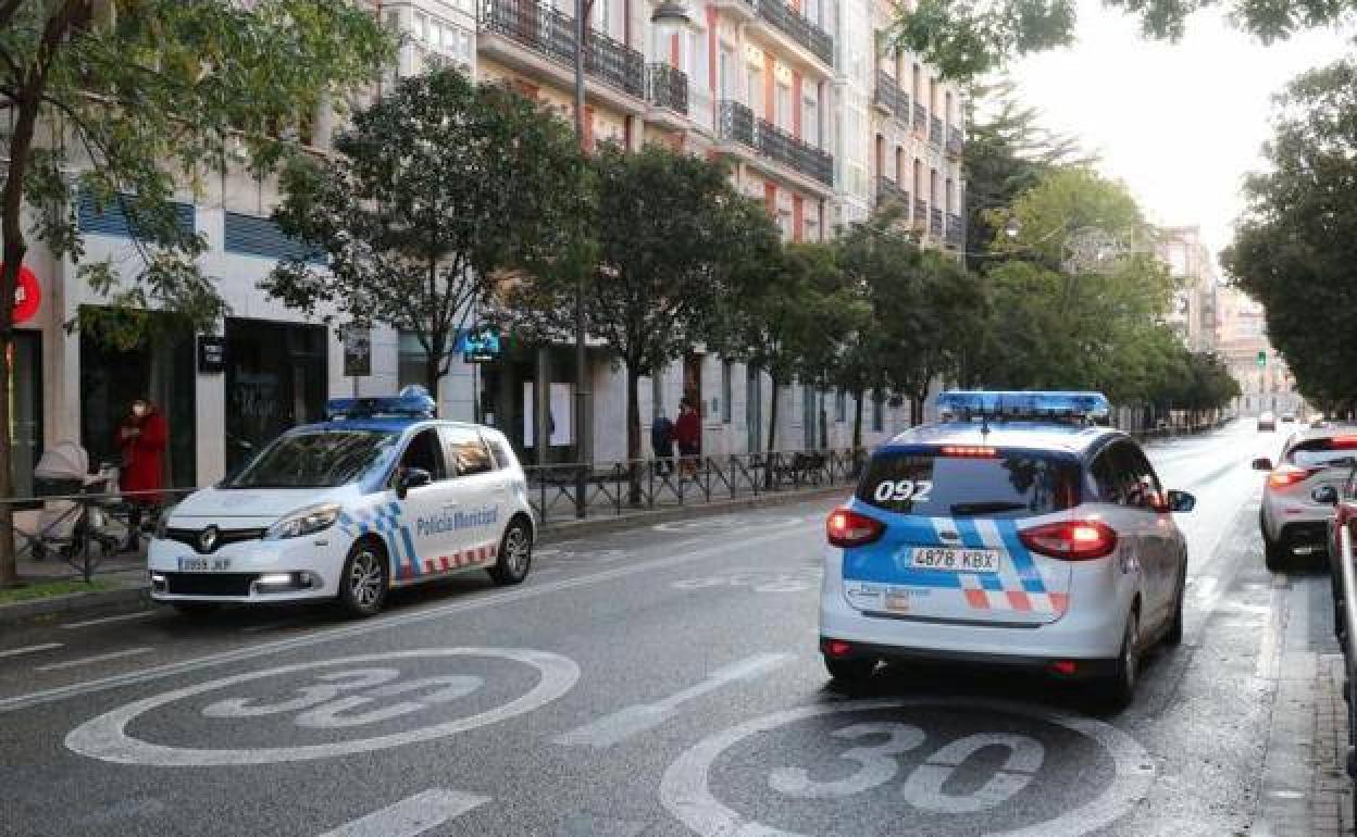 Vehículos de la Policía Municipal de Valladolid, en una imagen de archivo.