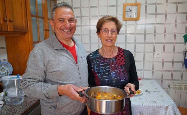 Isaac Santillana 'Casito' y Angelines Escudero en su casa de Mucientes con el guiso de setas 