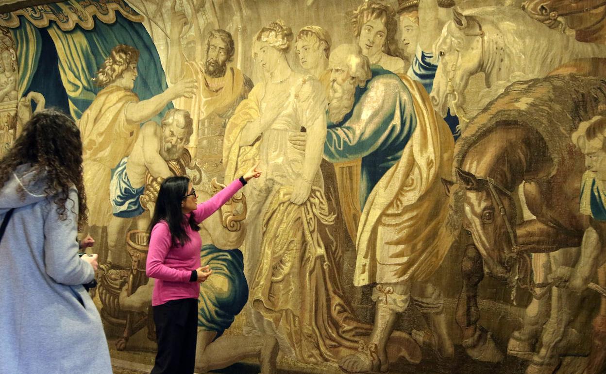 Presentación del tapiz restaurado que ya se puede contemplar en el Torreón de Lozoya.