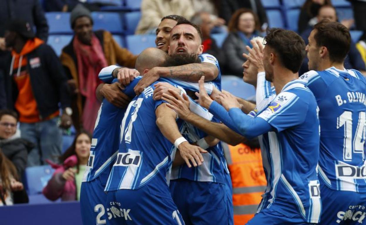 lLos jugadores del Espanyol celebran un gol de Martin Braithwaite.