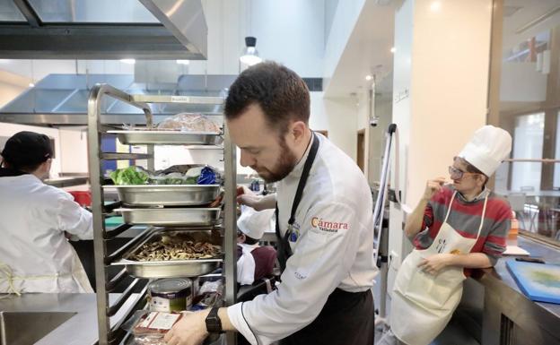 El chef Raúl del Moraz, con la materia prima. A la derecha, Paco. 