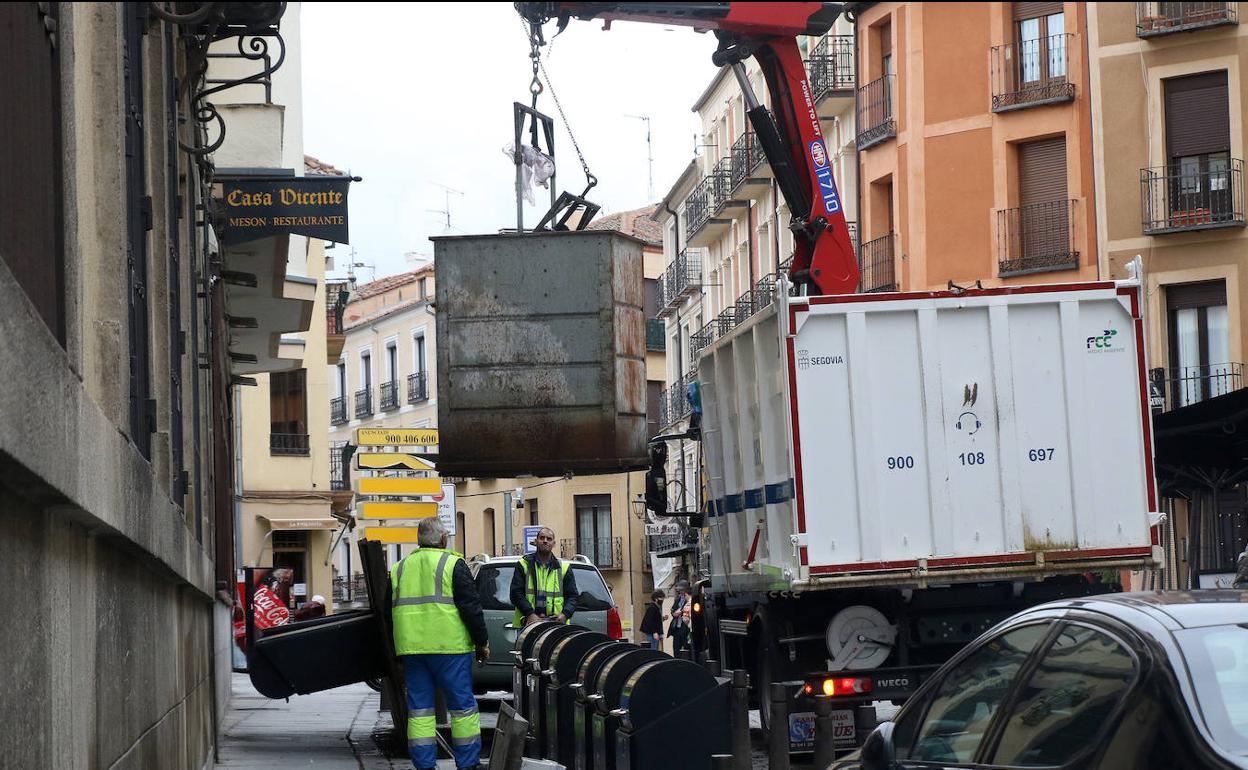 Operarios del servicio de limpieza y recogida de basuras de Segovia. 