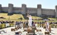 Gabarreros a los pies de las murallas de Ávila