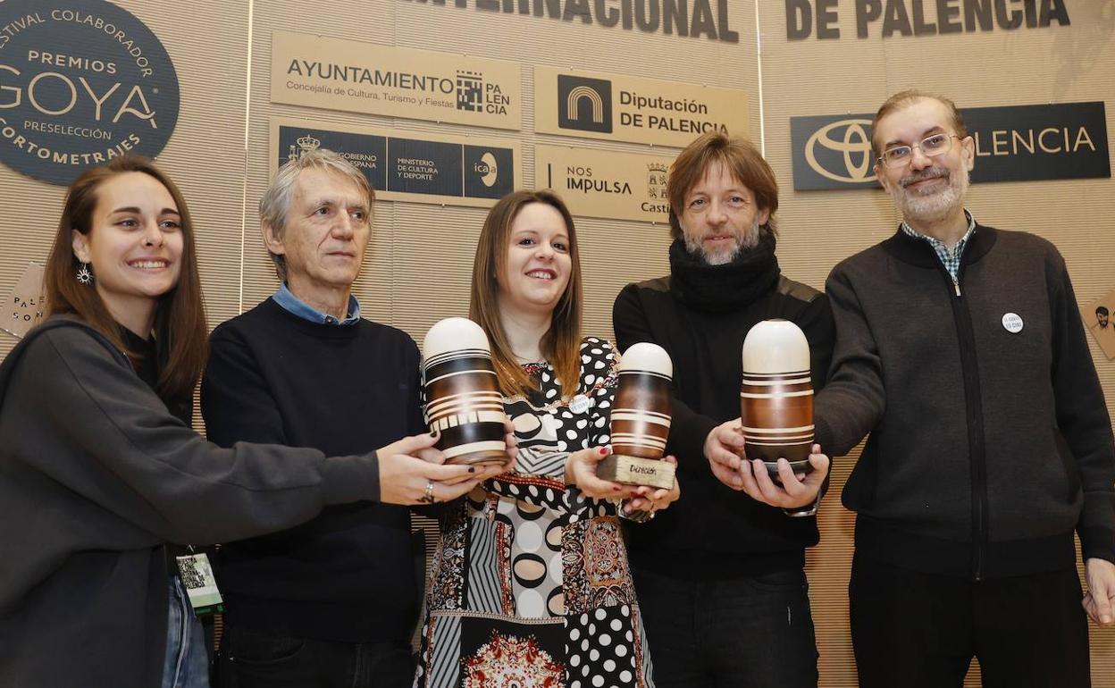 Los organizadores muestran los 'Oteros', estatuillas de los premios.