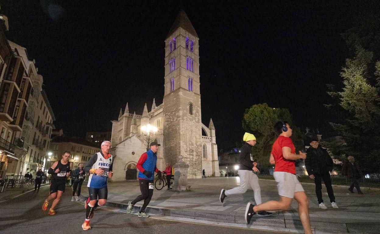 Varios participantes junto a la iglesia de la Antigua.