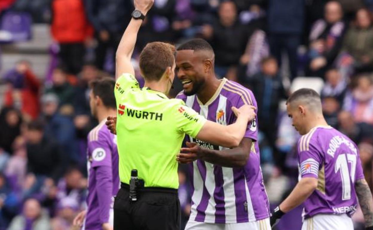 Pizarro Gómez charla con Cyle Larin durante el partido.