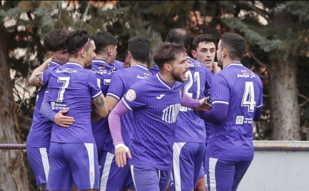 Los jugadores del Becerril se felicitan tras su gol.