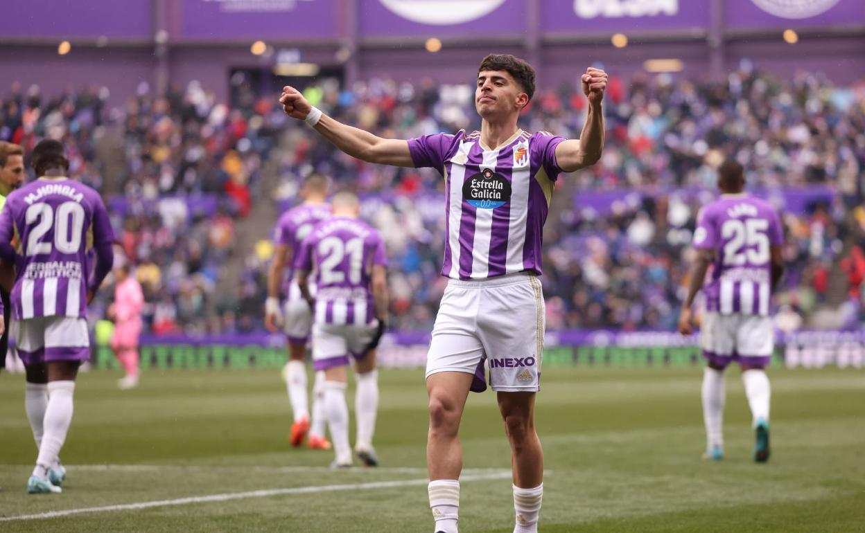 Una acción del partido entre el Real Valladolid y el Espanyol.